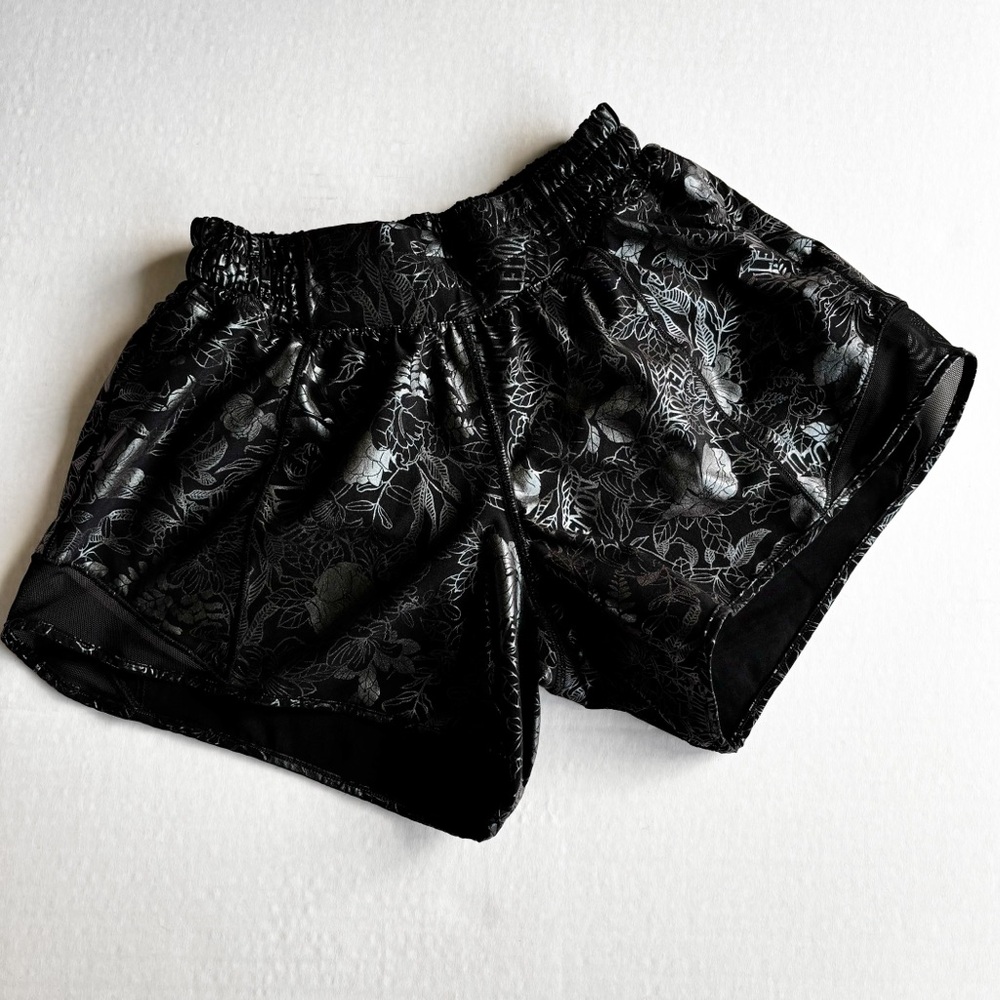 Lululemon low rise hotty hot 4” lined shorts